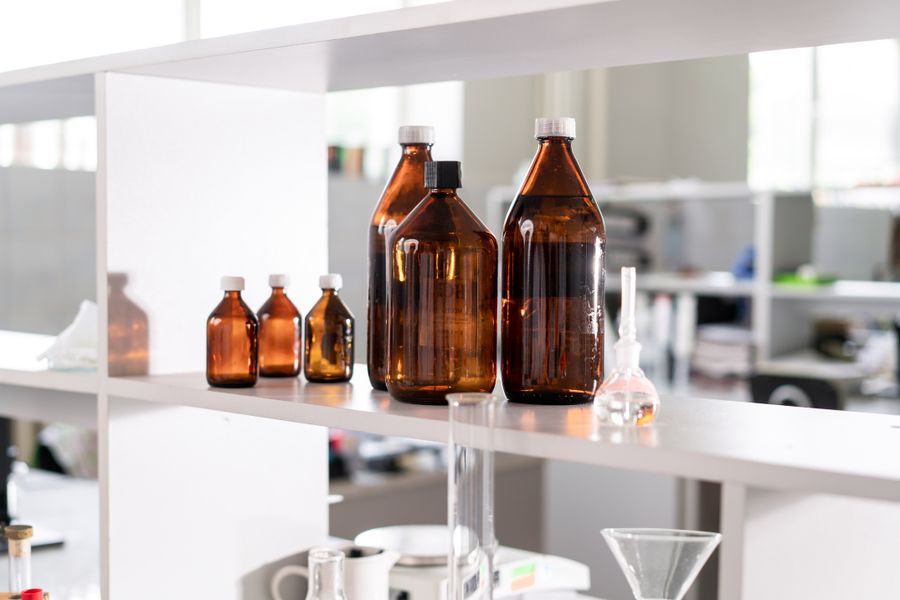 Solvent kimyasal şişeleri